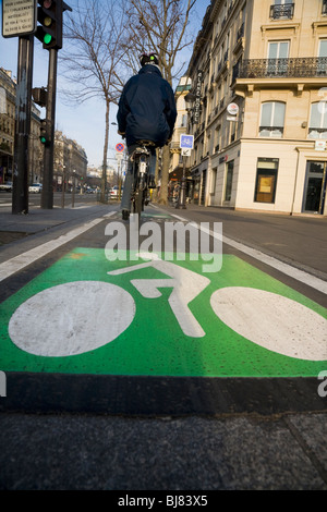 Cicli di ciclista lungo una bicicletta francese / Bici / / ciclo corsie / lane a Parigi. La Francia. Foto Stock