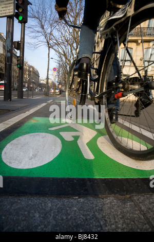 Cicli di ciclista lungo una bicicletta francese / Bici / / ciclo corsie / lane a Parigi. La Francia. Foto Stock