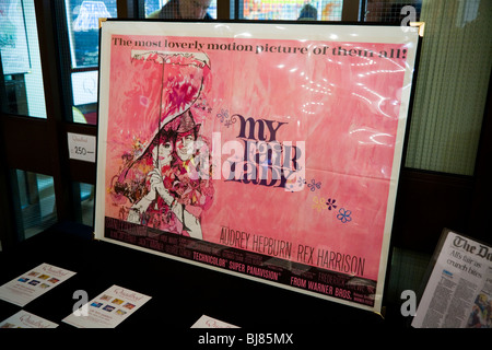 Il poster del film My Fair Lady all'Antichità e Belle Arti Fiera, Kensington Town Hall. Londra. Regno Unito Foto Stock