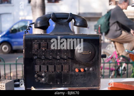 Parigi, Francia - primo piano, dettaglio, negozi di antiquariato, esterno, mercato delle pulci pubblico , dettaglio vecchio telefono francese Foto Stock