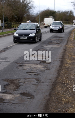 Una macchina evita buche in Priory Road, Hull, East Yorkshire, Regno Unito. Foto Stock