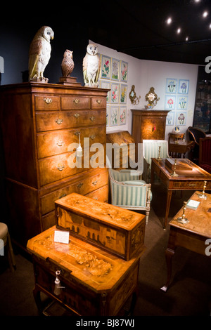 Espositore di stallo / vendita di mobili di antiquariato e ornamenti, all'Antichità e Belle Arti Fiera, Kensington Town Hall. Londra. Regno Unito. Foto Stock