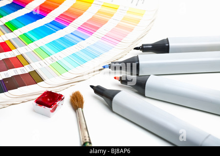 Grafico a colori, matite e tazza di acquerello su carta bianca Foto Stock