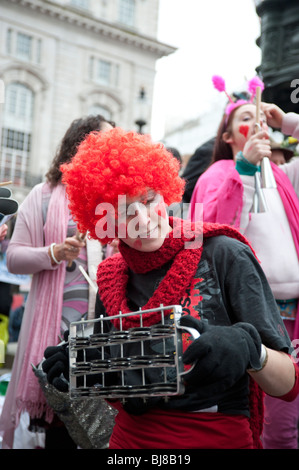 Donna musicista con parrucca rosso a San Valentino di evento per "recuperare amore' dalla commercializzazione,Londra,Piccadilly Circus,UK Foto Stock