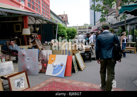 Parigi, Francia, persone, uomo a piedi, Shopping, Mercato delle pulci di Clignancourt, mercato dell'antiquariato, negozio vecchio, esposizione, scena di strada Foto Stock