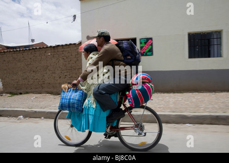 L uomo e la donna in bici, el alto in Bolivia Foto Stock