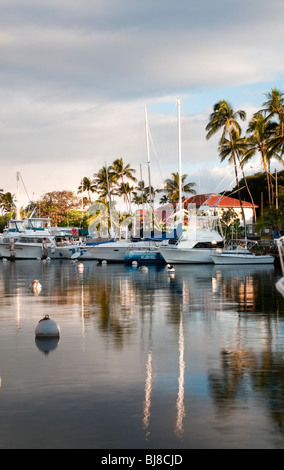 Lahaina Harbor, West Maui Hawaii che mostra un gioco grande di barche da pesca e le imbarcazioni da diporto Foto Stock