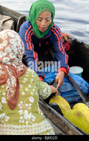 Il Pasar Terapung mercato galleggiante, Kuiin e fiumi Barito, Banjarmasin, Kalimantan, Indonesia Foto Stock