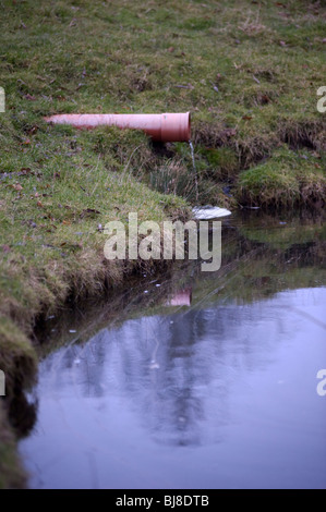 Il drenaggio d'acqua in fossa dalla palude della tubazione di scarico Foto Stock