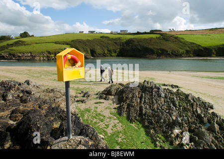 Salvagente e Walkers a Inchydoney beach, vicino a Clonakilty, County Cork, Irlanda Foto Stock