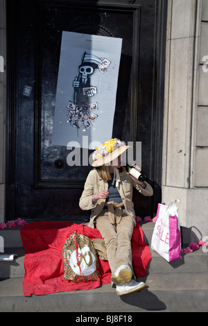 Una donna bere vino durante il G20 proteste del 2009 a Londra Foto Stock