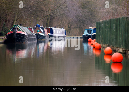 Narrowboats ormeggiato sul Oxford canal presso la Oxford canal terminus nel Tamigi a serratura Isis. Foto Stock