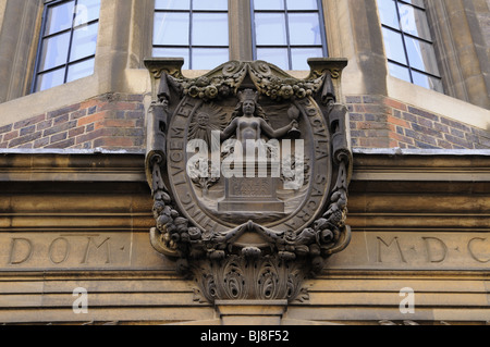 Sollievo carving con iscrizione "Alma Mater Canta Brigia' sulla Sedgwick Museum Sito, Downing Street, Cambridge, Inghilterra, Regno Unito Foto Stock