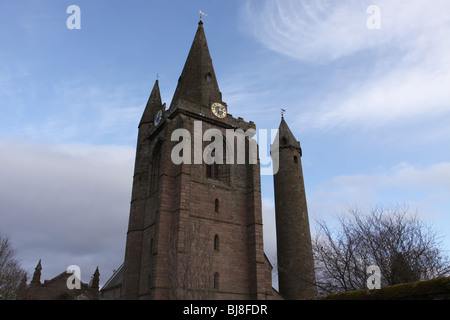 Brechin cattedrale e la torre rotonda Brechin Angus Scozia Marzo 2010 Foto Stock