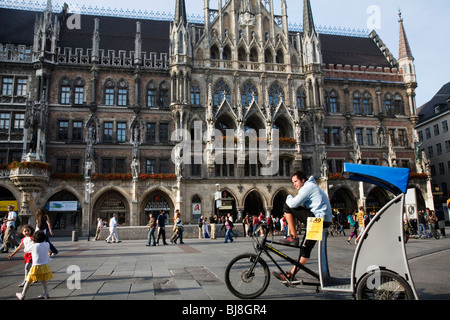 Rickshaws nella parte anteriore del Neues Rathaus - Marienplatz Monaco di Baviera, Germania Foto Stock