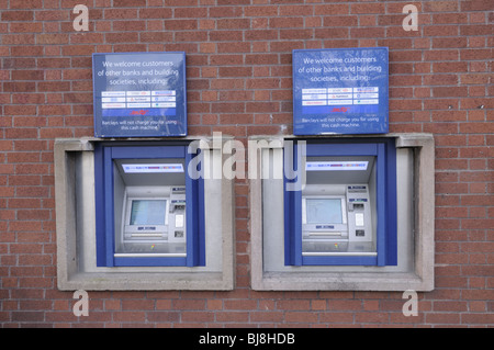 Due Barclays Bank foro nella parete ATM Bancomat, Cambridge Foto Stock