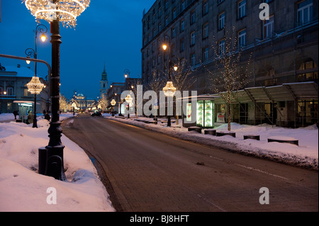 Main Street Nowy Swiat a notte nel centro di Varsavia POLONIA Foto Stock