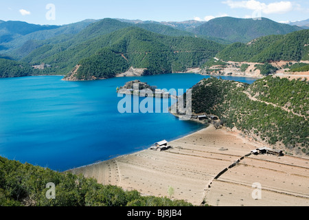 Una vista di Lugu Hu lago, nella provincia dello Yunnan in Cina. Lugu Hu è meglio conosciuto per matriarcale Mosuo persone. Foto Stock