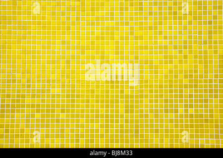 Il giallo di piastrelle a mosaico su una parete Foto Stock