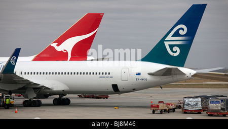 Alette di coda della Qantas e Air New Zealand aeromobile Foto Stock