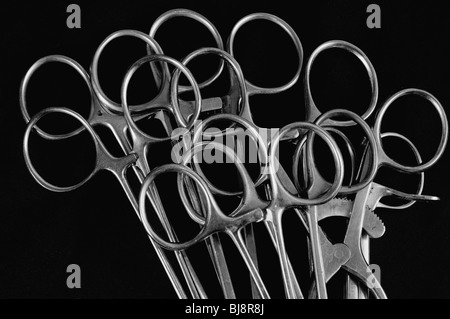 Close up di un forcipe maniglie in acciaio inox utilizzati per imbalsamazione Foto Stock