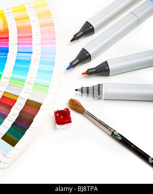 Grafico a colori, matite e tazza di acquerello su carta bianca Foto Stock