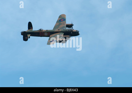 Un bombardiere Lancaster, la città di Lincoln alle banche di destra durante la visualizzazione di aria a Eastbourne, Sussex Foto Stock