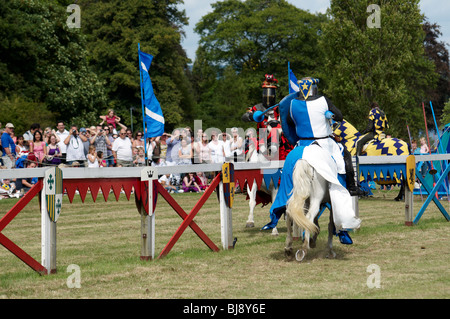 Due kights medievale a cavallo a una giostra Foto Stock