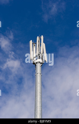 Telefono cellulare il montante contro un cielo blu Foto Stock