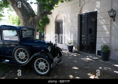 Vecchia auto d'epoca al di fuori del museo portoghese nel Barrio Historico Colonia del Sacramento Uruguay Sud America Foto Stock