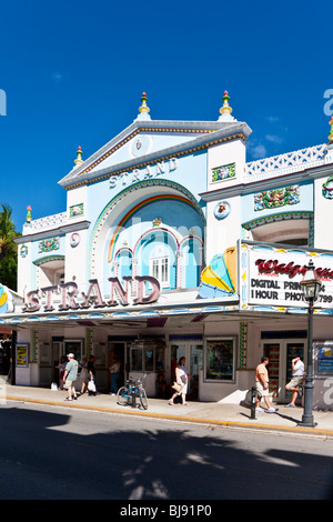 I turisti a piedi passato il filamento vintage teatro di Duval Street a Key West, Florida. Foto Stock