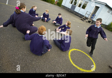 " Mi ha scritto una lettera al mio amore' Parco giochi tradizionali gioco che viene giocato sul schoolyard di una scuola primaria in Wales UK Foto Stock