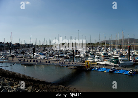 Conway o Conwy marina complesso sulla costa settentrionale del Galles Foto Stock