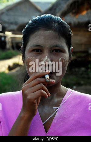 Karen donne fumatori,erbaccia umpium Refugee Camp(thai confine birmano) , a sud di Mae Sot , tak,thailandia Foto Stock