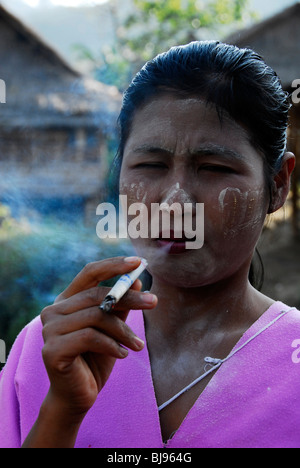 Karen donne fumatori erbaccia, umpium Refugee Camp(thai confine birmano) , a sud di Mae Sot , tak,thailandia Foto Stock