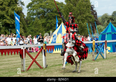 Un uomo in un cavaliere medievale in costume di un cavallo Foto Stock