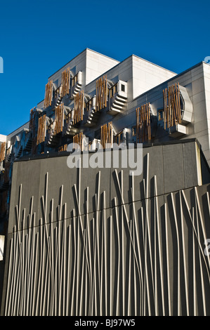 Dh il parlamento scozzese di Edimburgo HOLYROOD Scozia edificio del parlamento decorano muri di sicurezza moderni Foto Stock