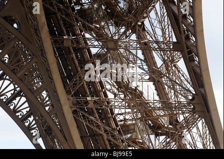 La Torre Eiffel struttura in close up Foto Stock