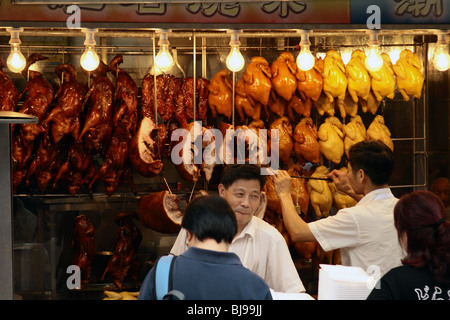 Ristorante a Hong Kong che mostra l'Anatra Arrosto di Pechino e di stile arrosto di maiale. Foto Stock