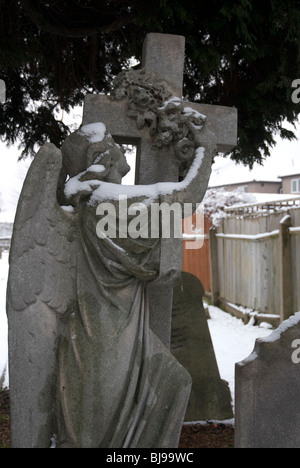 St Leonards cimitero con lapidi coperte di neve, Heston West London, Regno Unito Foto Stock