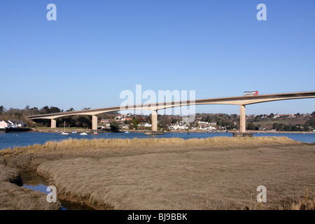 Nuovo Torridge ponte che attraversa il fiume Torridge a Bideford North Devon con il traffico di attraversamento. Foto Stock