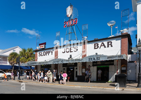 Key West, Florida - dicembre 2008 - i turisti si mescolano all'esterno dello Sloppy Joe's Bar in Duval Street a Key West, Florida. Foto Stock