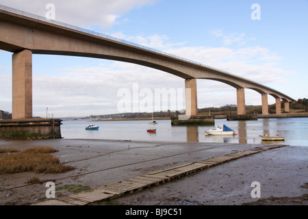 Nuovo Torridge ponte che attraversa il fiume Torridge a bassa marea a Bideford, North Devon. Foto Stock