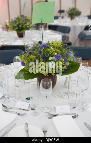 Tabella pronto e impostare con stoviglie e addobbi floreali per matrimoni Foto Stock