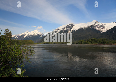 Montagne lungo inferiore del fiume Skeena tra terrazza e di Prince Rupert, BC Foto Stock