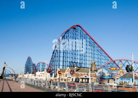 Rollercoaster montagne russe roller coaster ride coasters giostre fun fair luna park fiere parchi di divertimento a tema parchi Parco blackpool motivi Foto Stock