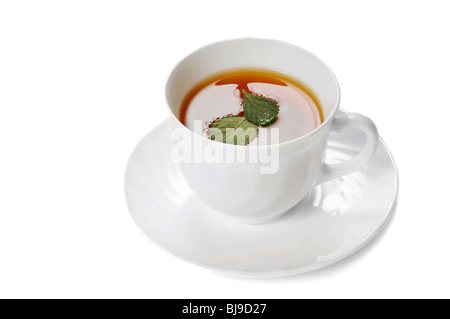Il tè alle erbe in tazza isolata su bianco Foto Stock