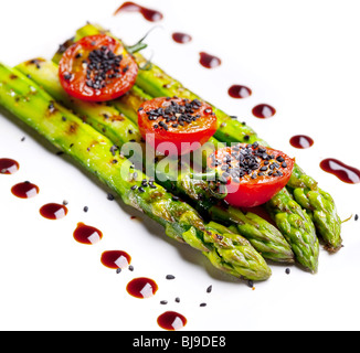 Frittura di asparagi verdi su sfondo bianco Foto Stock