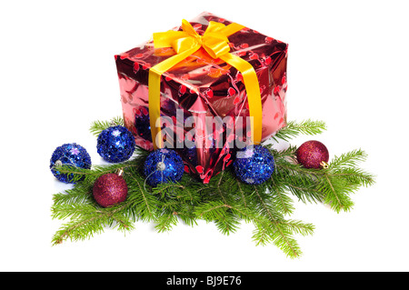 Confezione regalo e decorazione di Natale su bianco Foto Stock