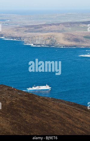 Dh HOY SOUND ORKNEY Northlink ferries MV Hamnavoe traghetto ramblers turistica la visualizzazione di traghetto per auto Foto Stock